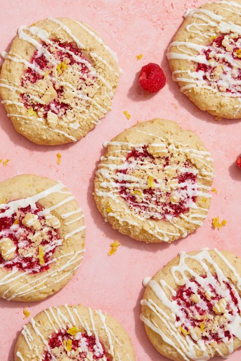 Raspberry Crumble Cookies Recipe, Healthy Crumble Cookie Recipe, Vegan Crumbl Cookies, Vegan Crumble Cookies, Crumbl Raspberry Butter Cake, Crumbl Raspberry Cheesecake Cookie, Healthy Baking Raspberry, Vegan Raspberry Cookies, Vegan Raspberry Dessert