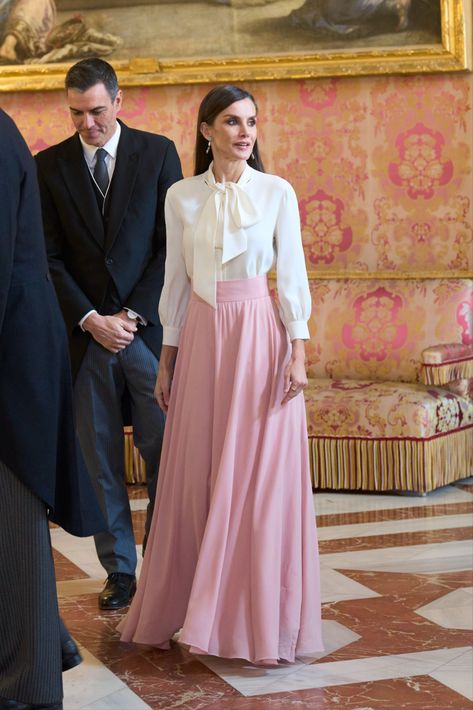 Queen Letizia of Spain looked lovely in white and pink at the 2023 Diplomatic Corps Reception. Letizia of Spain wore white Carolina Herrera blouse with pink custom-made skirt, Lodi shoes, Tous Stone earrings and Coreterno ring Queen Letizia Style 2023, Queen Leticia Dress, Spain Queen Letizia Ortiz, Letizia Of Spain, Spain Clothes, Queen Letizia 2023, Queen Of Spain Letizia, Queen Letizia Style Dresses, Queen Letizia Style