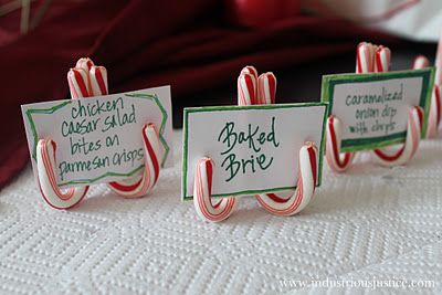 Candy Cane Place Card Holders (So cute - must try this next Christmas!) Jul Diy, Mini Candy Canes, Brat Pack, Party Food Labels, Holiday Hack, Christmas Hacks, Christmas Tablescape, Christmas Sweater Party, Ugly Christmas Sweater Party