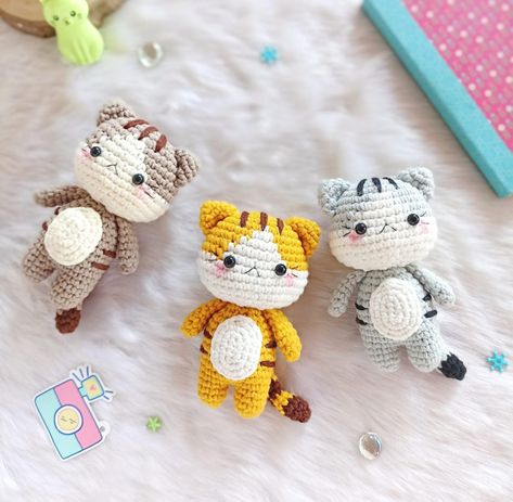 Amigurumi cat free pattern ⋆ A little love everyday Mini Cat Crochet, Chart Crochet, Crochet Rose Pattern, Cat Amigurumi, Pola Amigurumi, Crochet Daisy, Flower Bookmark, Crochet Sunflower, Tea Cozy