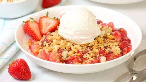 Strawberry Vanilla Crisp - The Domestic Geek Domestic Geek Recipes, Geek Recipes, Crisp Desserts, Domestic Geek, Recipes For Parties, Geek Food, Strawberry Filling, Snacks And Desserts, Crisp Recipe