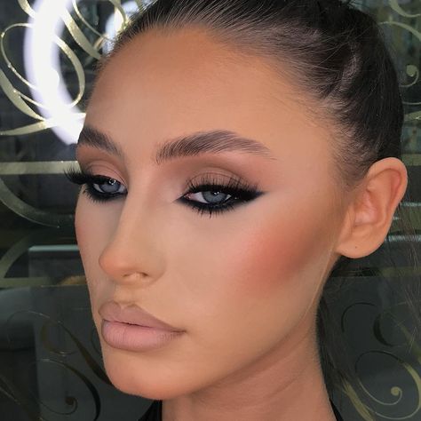 Full Glam Makeup Small Eyes, Makeup Looks Cat Eye, Reverse Cateye, Bold Cat Eye Makeup, Reverse Cat Eye Makeup, Smoked Out Cat Eye, Reverse Cat Eye, Dramatic Cat Eye Makeup, Cat Eye Makeup Dramatic