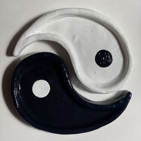 Yin Yang Clay Dish, Yin Yang Ceramics, Ying Yang Clay, Ying Et Yang, Ceramica Ideas, Tang Fish, Handmade Ceramic Jewelry, Guitar Diy, Pinch Pot