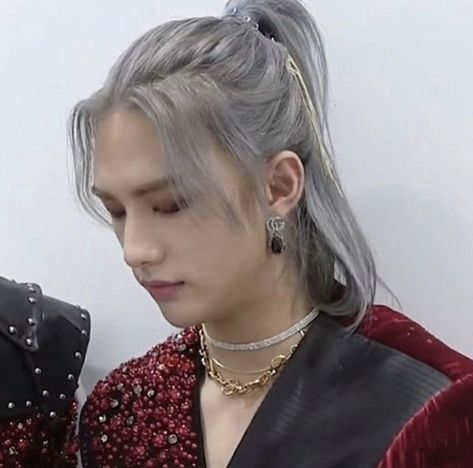 Grey Hair Kpop, Crush Kpop, Quotes Crazy, Hyunjin Aesthetic, Kids Phone, Long Silver Hair, Anime Long Hair, Wallpaper Lock Screen, Grey White Hair