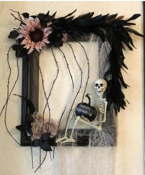 Halloween Picture Frame Wreath, Diy Gothic Picture Frame, Halloween Picture Frame Ideas, Gothic Wreath, Halloween Skull Wreath, Marcos Halloween, Scary Halloween Wreath, Halloween Picture Frames, Dekorasi Halloween