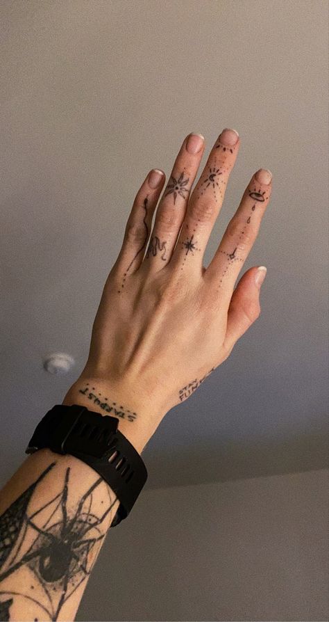 Dainty Finger Tattoos, Flower Finger Tattoos, Simple Hand Tattoos, Big Finger, Finger Tats, Cute Hand Tattoos, Hand And Finger Tattoos, Boho Tattoos, Finger Tattoos