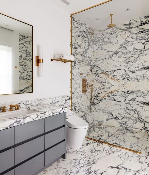 Arabescato Marble Bathroom, French Contemporary Home, Calacatta Arabescato, Arabescato Marble, Gold Tile, Beach Luxury, Kitchen Marble, Professional Kitchen, Palm Beach Fl