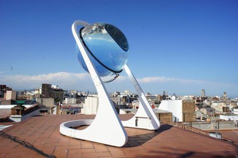 Doch Aussehen ist nicht alles, die Sphäre ist auch ein technisches Wunderwerk. Sie sammelt, einer großen Linse ähnlich, Sonnenstrahlen ein ... Homemade Generator, Photovoltaic Panels, Glass Sphere, Solar Technology, Solar Wind, Free Energy, Wind Power, Future Technology, Cool Tech