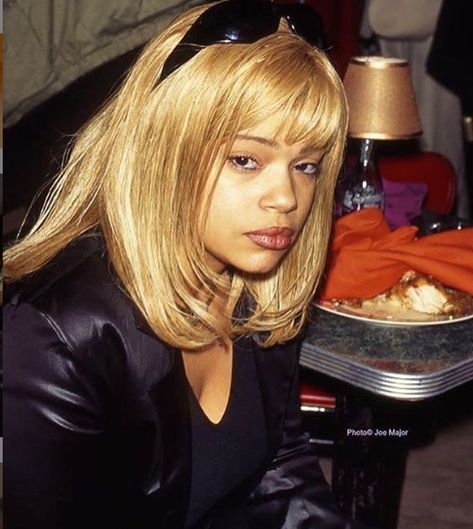 90s Girl Hairstyles, Faith Evans 90s, Blonde Black Women, Black Women 90s, Wavy Haircut, Faith Evans, Women 90s, Hairstyles Wavy, 90s Hip Hop Fashion