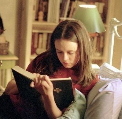 Rory Gilmore Reading, Rory Gilmore, Girl Reading, Gilmore Girls, A Book, Couch, Reading