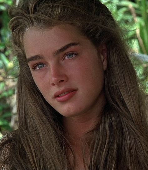 Brooke Shields in Blue Lagoon. Brooke Shields Blue Lagoon, Blue Lagoon Movie, Brooke Shields Young, Fall Beauty Trends, Sherilyn Fenn, Brooke Shields, Lisa Marie Presley, Charlotte Casiraghi, Autumn Beauty