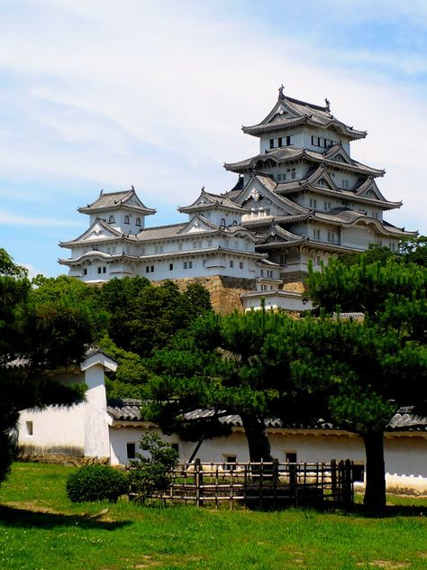 Himeji Castle, Japan Sakura In Japan, Flower Sakura, Himeji Castle, Japanese Castle, Japan Architecture, Amazing Places On Earth, Imperial Palace, Kyushu, Style Deco