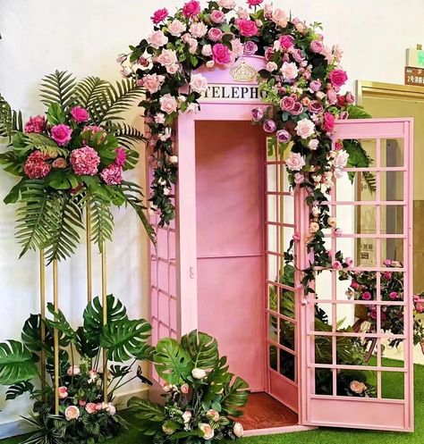 Photography Booth Ideas, Selfie Booth Ideas Wedding, Flower Photo Booth, Telephone Booth Wedding, Phone Booth With Flowers, Diy Telephone Booth, Wedding Telephone Booth, Floral Telephone Booth, Mobile Photobooth