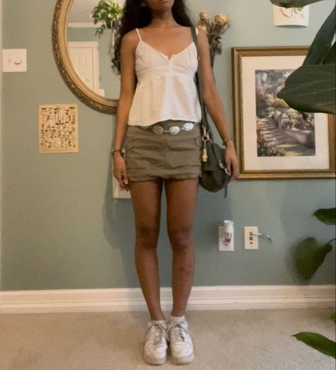 Tan Cargo Skirt Outfit, Green Cargo Skirt Outfits, Green Cargo Skirt, Cargo Skirt Outfit, Uni Fits, Nyc Clothes, Green Cargo, Cargo Skirt, Skirt Outfit