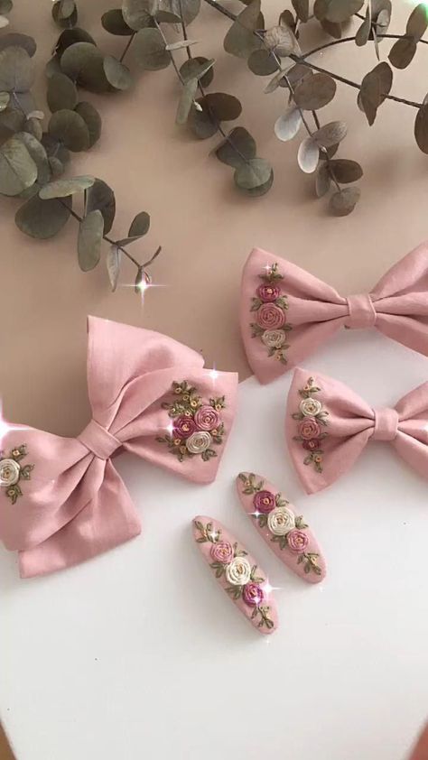 Hair Accessories Ribbon, Ribbon Hair Accessories, Accessories Tutorial, Diy Bags No Sew, Embroidered Bows, Hair Bows Diy Ribbon, Hair Accessories Tutorial, Embroidered Hair Bows, Hair Bows Diy