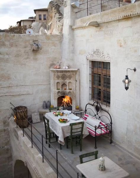 Best Things to Do in Cappadocia, Turkey When Visiting - Thrillist Natural Interior, Patio Interior, The Balcony, Rooftops, World Of Interiors, Home Fashion, 인테리어 디자인, Table And Chairs, Exterior Design