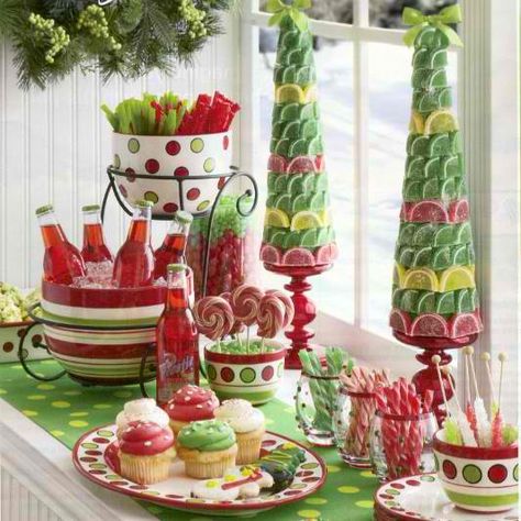 Christmas+Table+Arrangements | 36 Impressive Christmas Table Centerpieces - Decoholic Christmas Tree Topiary, Candy Topiary, Decoration Buffet, Candy Christmas Tree, Christmas Table Centerpieces, Christmas Tablescape, Christmas Tablescapes, Christmas Goodies, Noel Christmas