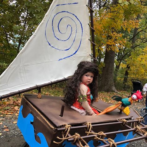 Moana Chief Costume, Hay Hay Costume Moana, Moana Boat Diy Wagon, Diy Moana Boat, Moana Sailboat, Moana Tamatoa Costume, I Am Moana, Heart Of Te Fiti, Baby Girl Halloween Costumes