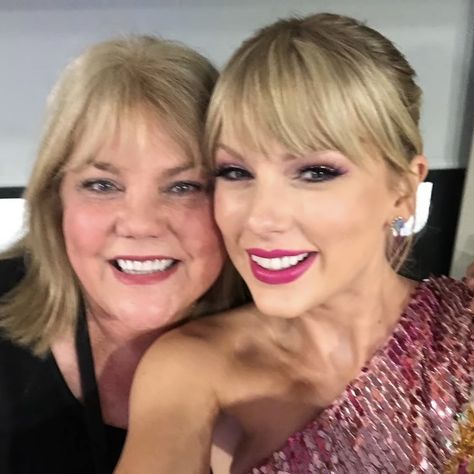 Taylor Swift Family, Mama Swift, Estilo Taylor Swift, Taylor Swift Funny, Swift 3, Taylor Swift Pictures, Taylor Alison Swift, Music Industry, Favorite Person