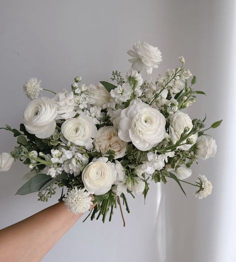 Bride Bouquets White, White Bouquets, Elegant Wedding Bouquets, Simple Wedding Bouquets, Elegant Wedding Flowers, Green Bouquet, Bridal Bouquet Flowers, White Bridal Bouquet, White Wedding Bouquets