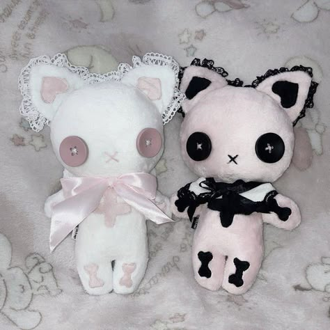 Creepy Cute Plushies, Goth Stuffed Animals, Goth Pink Aesthetic, Diy Plushies, Creepy Stuffed Animals, Doll Plushies, Hobby Craft, Handmade Plushies, Cute Sewing Projects