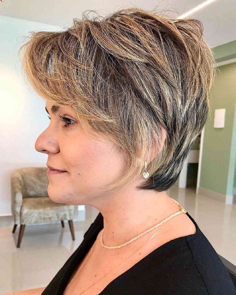 17 Cutest Short, Feathered Hair Ideas for an Amazing Layering Effect Long Pixie Bob, Pixie Bob Hairstyles, Dunner Wordend Haar, Longer Pixie Haircut, Long Pixie Hairstyles, Fine Straight Hair, Bob Cuts, Blond Balayage, Pixie Bob Haircut