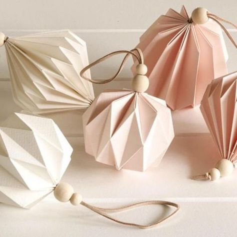 Oragami Christmas Ornaments, Oragami Christmas, Origami Ornaments, Idee Cricut, Paper Christmas Ornaments, Christmas Origami, Navidad Diy, Paper Ornaments, Handmade Christmas Decorations