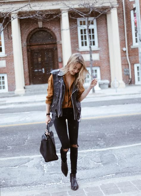 Sonya of CLASSISINTERNAL. Stil Rock, Walking Down The Street, Mode Hippie, Looks Street Style, Leather Vest, Looks Style, Mode Inspiration, Street Styles, Outfits Casuales