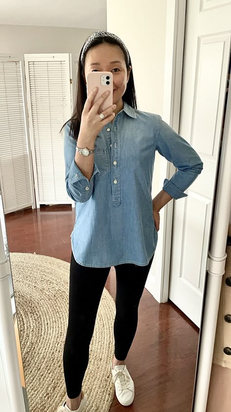 Outfit With Jean Shirt Denim, Fall Chambray Outfit, Camisa Jeans Outfit Mujer, Mommy Outfits Casual, Jean Shirt, Navy Shirt Outfit, Blue Jean Shirt Outfits, Jeans Shirt Outfit, Chambray Shirt Outfit