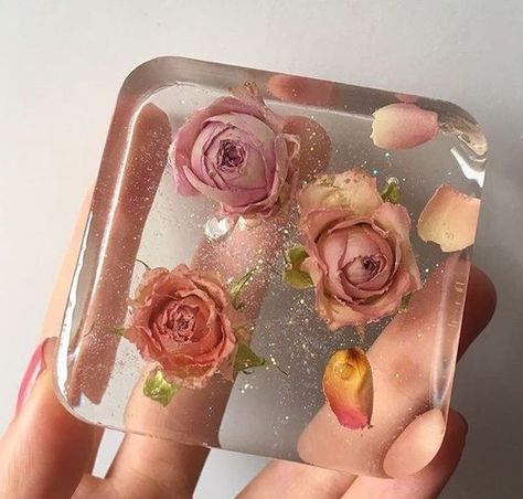 clear soap with flowers! Savon Diy, Săpunuri Handmade, Homemade Soap Recipes, Homemade Bath Products, Soap Recipes, Diy Soap, Home Made Soap, Handmade Soaps, Diy Style