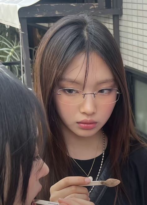 Y2k Glasses, Hyein Newjeans, Girl With Glasses, Glasses Inspiration, Glasses Makeup, Cute Glasses, Chuck Norris, Geek Chic, 가을 패션