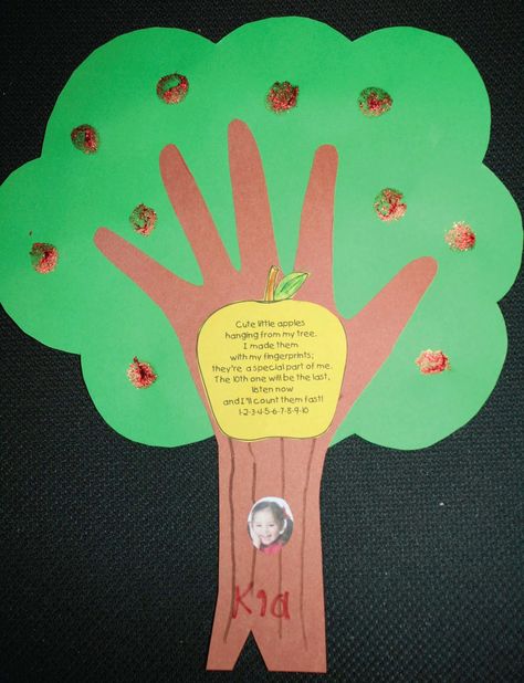 Reinforce counting to 10 with this sweet keepsake craft. The apples are fingerprints dipped in... Johnny Appleseed Craft, Johnny Appleseed Activities, Tool Crafts, Preschool Apple Theme, Safety Crafts, Apple Crafts, Apple Lessons, September Crafts, Venn Diagrams