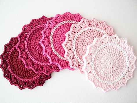 Aujourd'hui , je vous propose des patrons et des modèles gratuits des accessoires pour la cuisine au crochet , et plus particulièrement des modèles des sous verres au crochet , vous trouverez d'autres modèles dans les articles suivants : Crochet : Patrons... Crochet Coasters Free Pattern, Crochet Coaster Pattern, Crochet Doily Patterns, Crochet Diy, Double Crochet Stitch, Crochet Round, Doily Patterns, Crochet Coasters, Easy Crochet Patterns