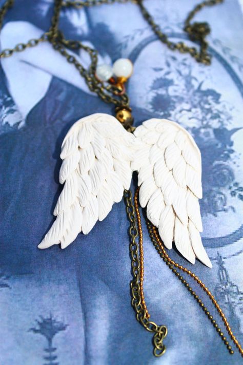 Asas De Anjo... Clay Wings, Clay Angel, Angel Wings Necklace, Polymer Clay Gifts, Wings Necklace, Necklace Polymer Clay, Polymer Clay Ornaments, Vintage Angel, Angel Necklace