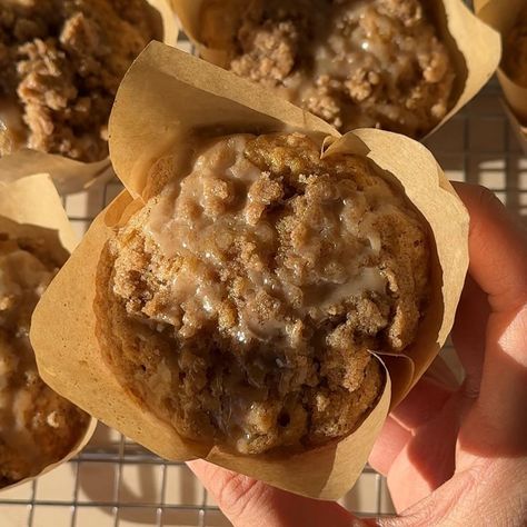 SUPER COZY browned butter vanilla chai muffins! You guys LOVED my brown butter chai cake so here is brown butter vanilla chai muffins! The… | Instagram Chai Muffins, Chai Concentrate, Cinnamon Icing, Sweets Chocolate, Vanilla Bean Paste, Fall Baking Recipes, Vanilla Chai, Browned Butter, Tasty Baking