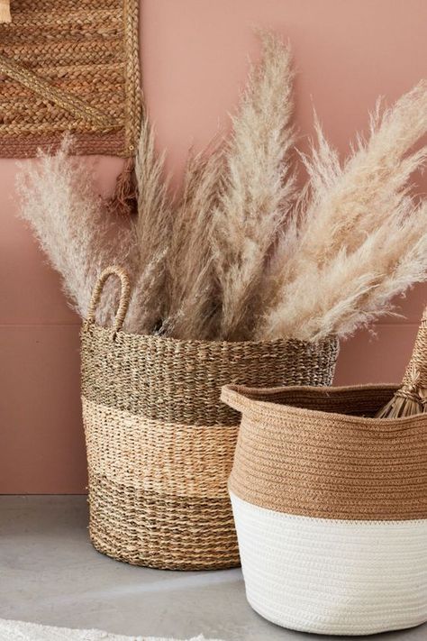 Boutique Française de Décoration Moderne, Bohème Chic 💫 Vous souhaitez apporter à votre intérieur une ambiance naturelle, chaleureuse, confortable, durable et biologique ? Découvrez des produits uniques et responsables exclusivement fabriqués à la main par des artisans 💛 pampas beiges Boho Style Room Decor, Deco Accessories, Boheme Chic, Basket Case, Retro Room, Deco Boheme, Style Deco, Chic Living, Chic Home