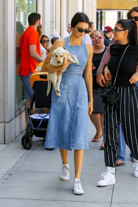 Kendall Jenner’s Surprisingly Modest New Summer Style | Vogue Kendall Jenner Street Style Summer, Denim Dress Outfit, Look Kylie Jenner, Estilo Kardashian, Denim Dress Summer, Kendall Jenner Street Style, Kim K Style, Style Evolution, Womens Denim Dress