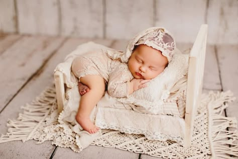 Newborn Bed Pictures, Boho Newborn, Newborn Bed Poses, Boho Newborn Photos, Newborn Photography Bed, Boho Newborn Photography, Newborn Girl Photoshooting, Newborn Girl Photoshooting Ideas, Neutral Boho Newborn Photos