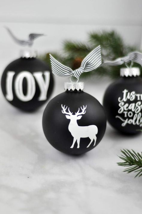 Chalkboard ornaments with white vinyl designed by Jen Gallacher using a Silhouette die cut machine. #diecutting #christmasornament #jengallacher #christmascraft Black Ornaments, Chalkboard Ornament, Cricut Ornaments, Neli Quilling, Christmas Vinyl, Black Christmas Trees, White Christmas Decor, Christmas Ornaments Homemade, Black Christmas