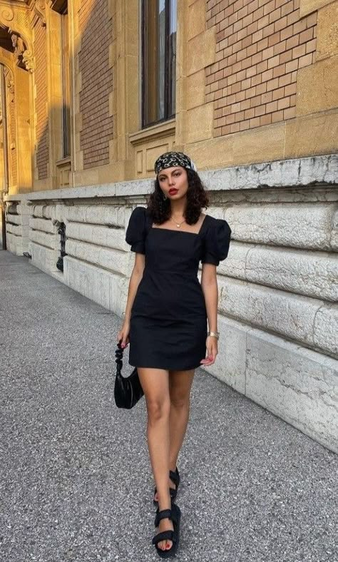 Outfits Calor, Black Dress Aesthetic, All Black Fits, Italy Clothes, Sandals Outfits, Late Summer Outfits, Italian Summer Outfits, Dad Sandals, Square Neck Mini Dress