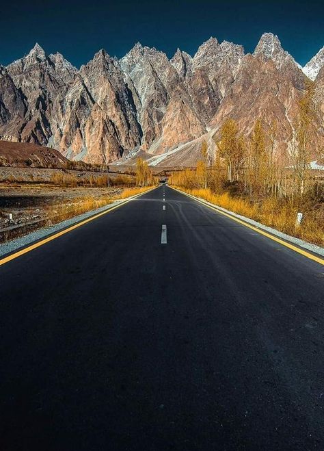 Karakoram Highway, Pakistan Tourism, Pakistan Pictures, Hunza Valley, Beautiful Pakistan, Beautiful Roads, Scenic Roads, Gilgit Baltistan, Islamic Republic