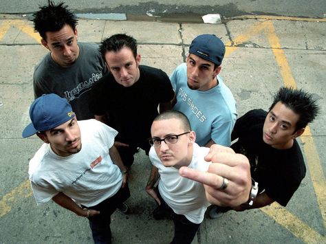 Linkin Park old. Chester giving us a finger not the middle one but a finger Linkin Park 2000, John Wetton, Game Expo, Joe Hahn, Rob Bourdon, Brad Delson, Charles Bennington, Linkin Park Chester Bennington, Linkin Park Chester