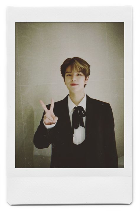 Seungmin Polaroid, Skz Polaroid, Desktop Wallpaper Macbook, Polaroid Template, Polaroid Pictures, Kids Zone, Kpop Posters, Trik Fotografi, Stray Kids Seungmin