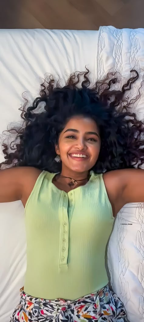 Anupama Parameswaran Cute Face, Anupama Parameswaran, Girl Crush Fashion, Seductive Clothes, Indian Actress Hot Pics, Beautiful Smile Women, Bed