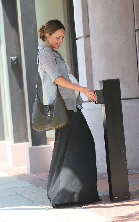 Hobo Bag Outfit, Celebrity Maternity Style, Chill Style, Baby Bump Style, Long Skirt Fashion, Pregnant Celebrities, Long Skirt Outfits, Rich Girl Aesthetic, Bag Outfit