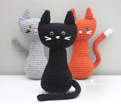 Gratis haakpatroon katten (Repeat Crafter Me) | gratis haakpatronen | katten | knuffels | haken | gratis haakpatroon | dieren | huisdieren | katjes Kat Haken, Crochet Cats, Repeat Crafter Me, Single Crochet Decrease, Crochet Halloween, Crochet Cat Pattern, Crochet Decrease, Halloween Crochet Patterns, Trendy Crochet