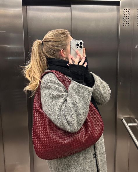 Elevator selfies part3 🧸🎀🤎🩰 | Instagram Red Bottega Veneta Bag, Maroon Bag Outfit, Dark Red Bag Outfit, Red Purse Outfit, Ivana Core, Bordeaux Outfit, Europe Fall Outfits, Red Bag Outfit, Outfits For 2023