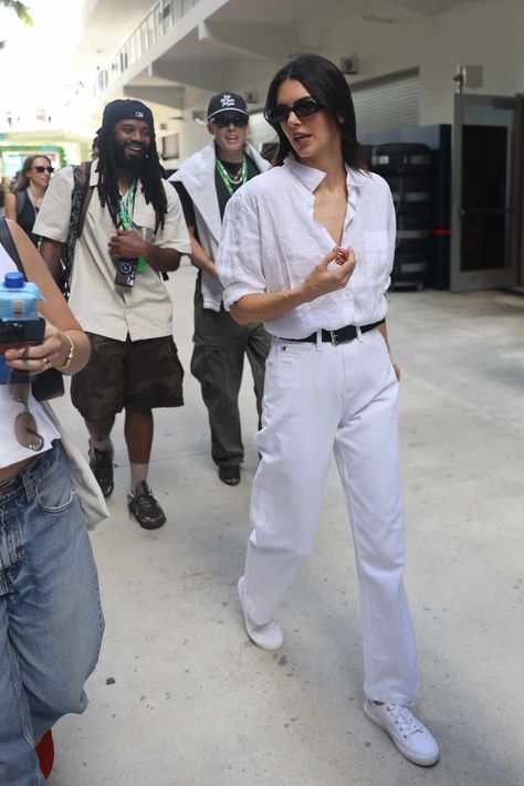 Kendall Jenner Stylishly Defied the Fashion Rules With Her Latest Outfit F1 Miami, Best White Sneakers, Kendall Jenner Street Style, Kendall Style, All White Outfit, Kendall Jenner Outfits, Jenner Outfits, Estilo Preppy, Jenner Style