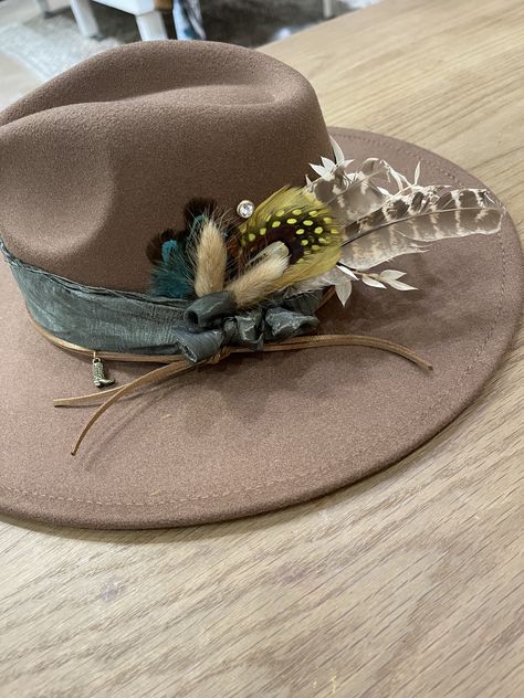 Straw Cowboy Hat Decorating Ideas, Outfit Vaquera, Cowboy Hat Crafts, Womens Western Hats, Boho Hats, Cowboy Hat Design, Custom Cowboy Hats, Hat Decor, Cowboy Hat Bands