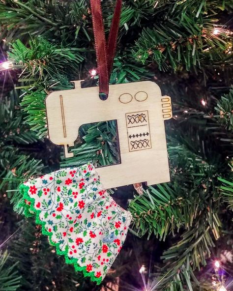 Sewing Themed Decorations, Sewing Room Christmas Tree, Sewing Themed Christmas Tree, Sewing Machine Ornament, Sewing Themed Christmas Ornaments, Fabric Christmas Ornaments Sewing Machines, Music Themed Ornaments Diy, Felt Sewing Machine Ornament, Diy Christmas Baubles